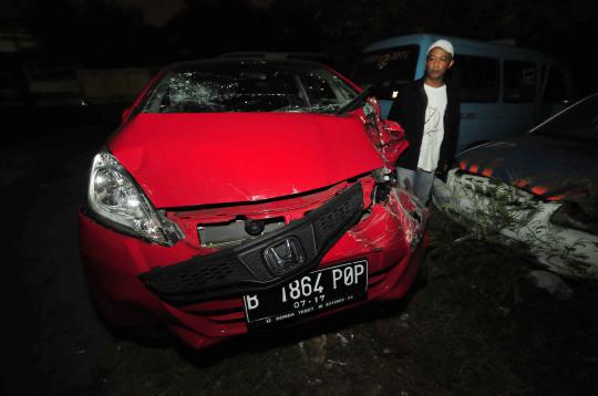 Mobil pengendara setengah bugil dirusak massa