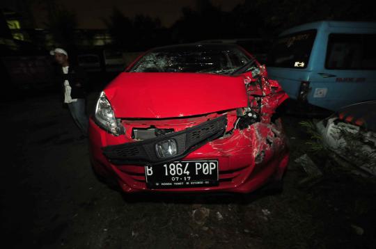 Mobil pengendara setengah bugil dirusak massa