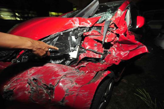 Mobil pengendara setengah bugil dirusak massa