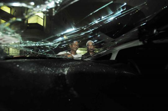 Mobil pengendara setengah bugil dirusak massa