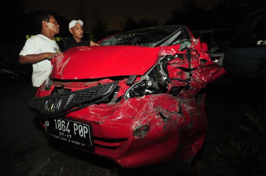 Mobil pengendara setengah bugil dirusak massa