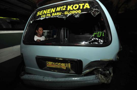 Mobil pengendara setengah bugil dirusak massa
