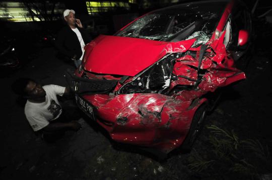 Mobil pengendara setengah bugil dirusak massa