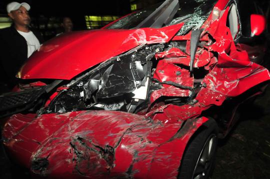 Mobil pengendara setengah bugil dirusak massa