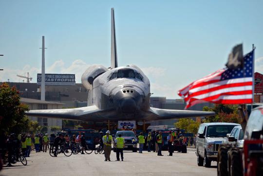 Pesawat ulang-alik Endeavour diarak menuju museum