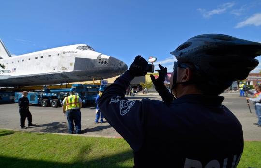 Pesawat ulang-alik Endeavour diarak menuju museum