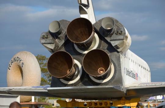 Pesawat ulang-alik Endeavour diarak menuju museum