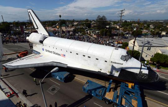 Pesawat ulang-alik Endeavour diarak menuju museum