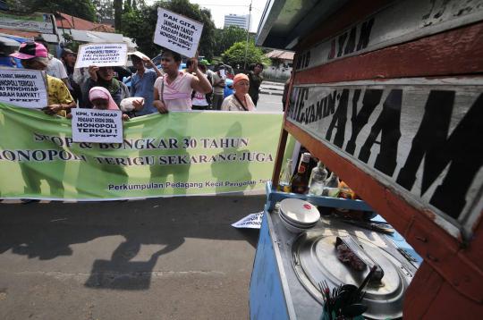 Aksi pedagang kaki lima demo di Kemendag