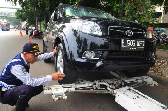 Mobil parkir liar di Jalan Pemuda diderek