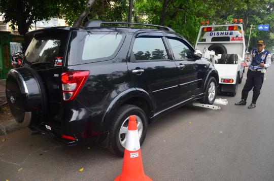 Mobil parkir liar di Jalan Pemuda diderek