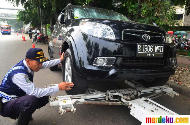 Foto : Mobil parkir liar di Jalan Pemuda diderek merdeka.com