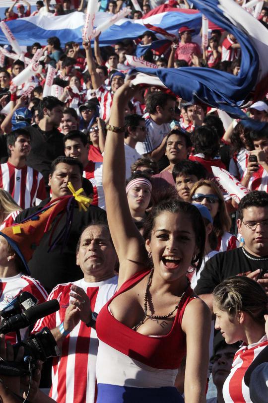 Suporter sepakbola cantik ini selalu tampil seksi di tribun
