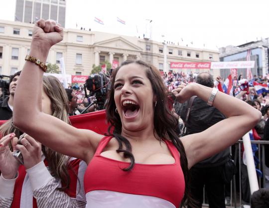 Suporter sepakbola cantik ini selalu tampil seksi di tribun