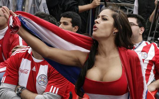 Suporter sepakbola cantik ini selalu tampil seksi di tribun