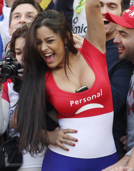 Suporter sepakbola cantik ini selalu tampil seksi di tribun