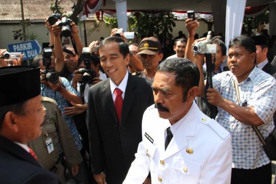 Jokowi cium tangan Gubernur Jateng Bibit Waluyo