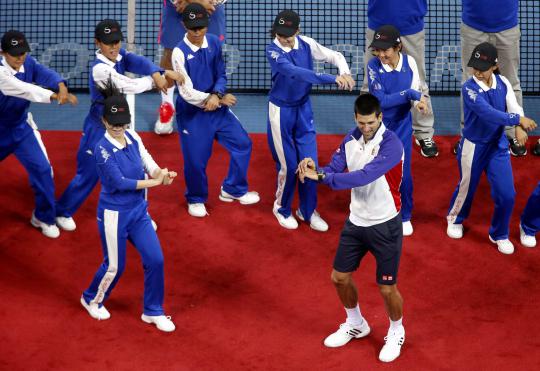 Polisi dan atlet cricket bergoyang Gangnam Style
