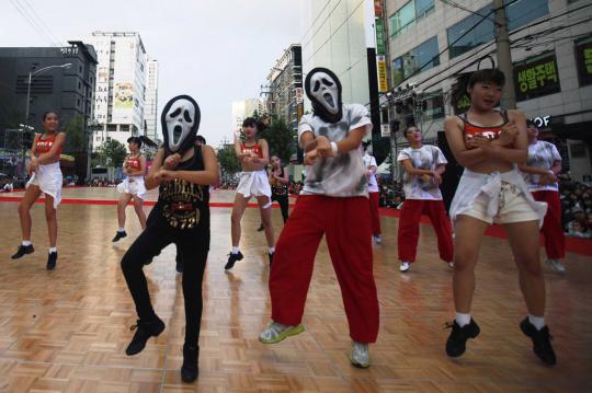 Polisi dan atlet cricket bergoyang Gangnam Style