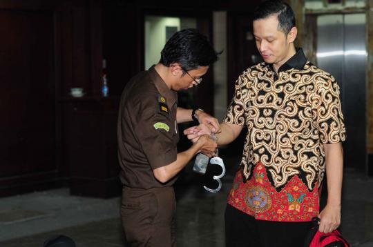 Lepas borgol, Dhana menunggu sidang tuntutan