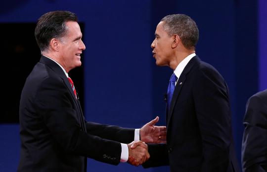 Usai debat, Obama dan Romney saling rangkul istri