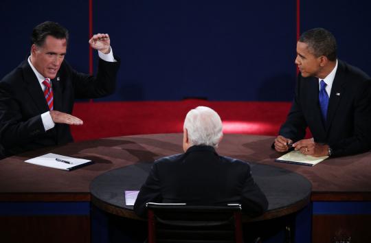 Usai debat, Obama dan Romney saling rangkul istri
