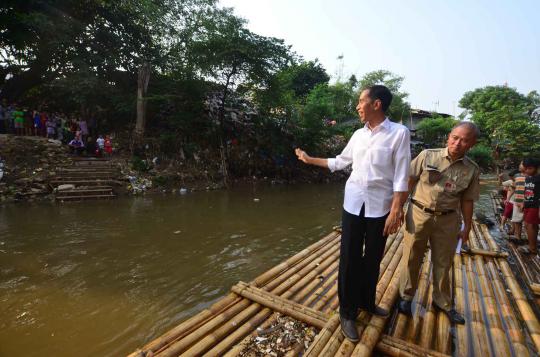 Jokowi gunakan rakit saat melihat Kali Ciliwung