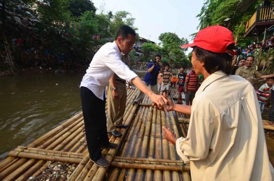 Jokowi gunakan rakit saat melihat Kali Ciliwung