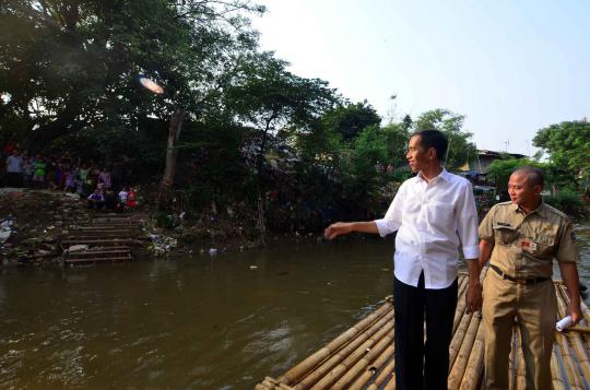 Jokowi gunakan rakit saat melihat Kali Ciliwung