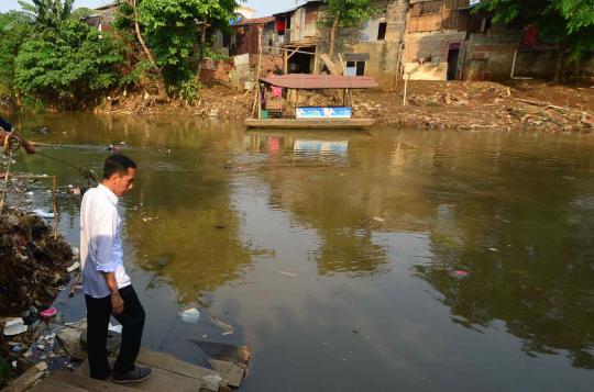 Jokowi gunakan rakit saat melihat Kali Ciliwung