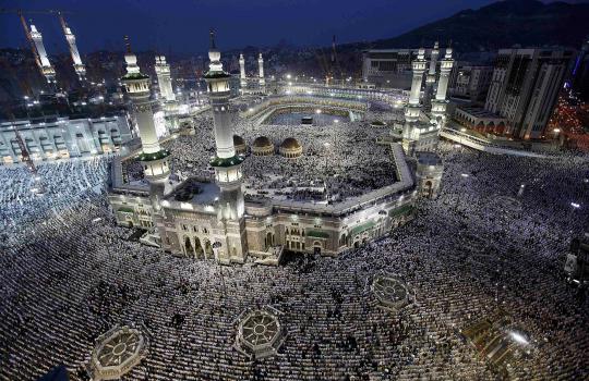 Jemaah haji melakukan ibadah tawaf