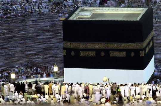 Jemaah haji melakukan ibadah tawaf