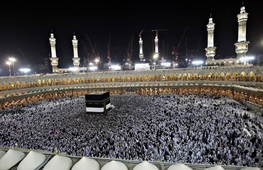 Jemaah haji melakukan ibadah tawaf