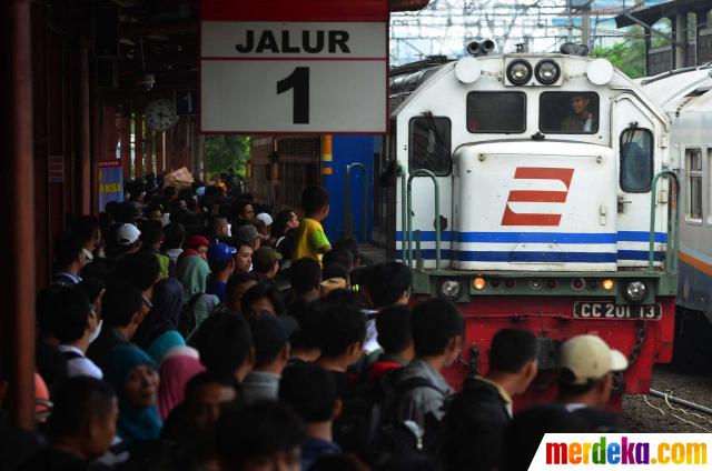 Foto : Idul Adha, Stasiun Senen dipadati pemudik  merdeka.com