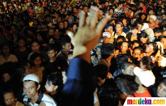 Foto : Aksi saling dorong saat warga antre pembagian 