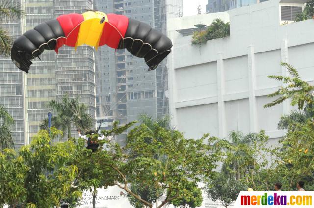 Foto : Penerjun payung tersangkut pohon saat atraksi di 