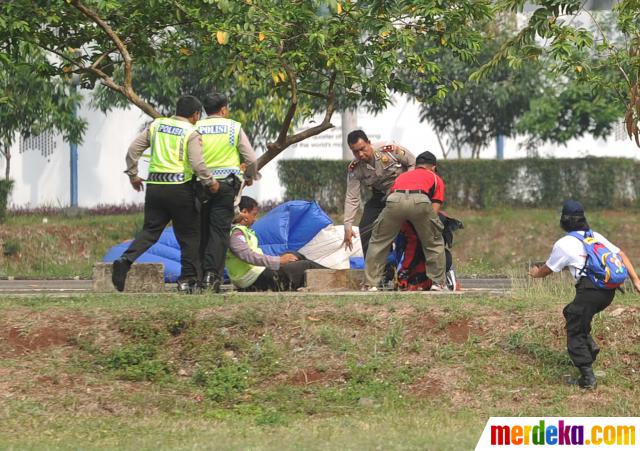 Foto : Penerjun payung tersangkut pohon saat atraksi di 