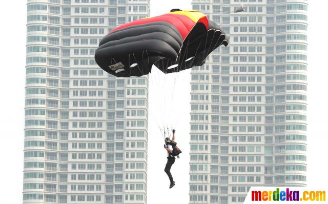 Foto : Penerjun payung tersangkut pohon saat atraksi di 