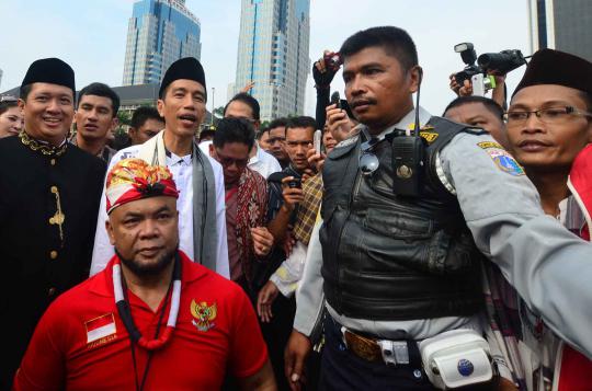 Bergaya ala Betawi, Jokowi saksikan Kirab Budaya Jakarta