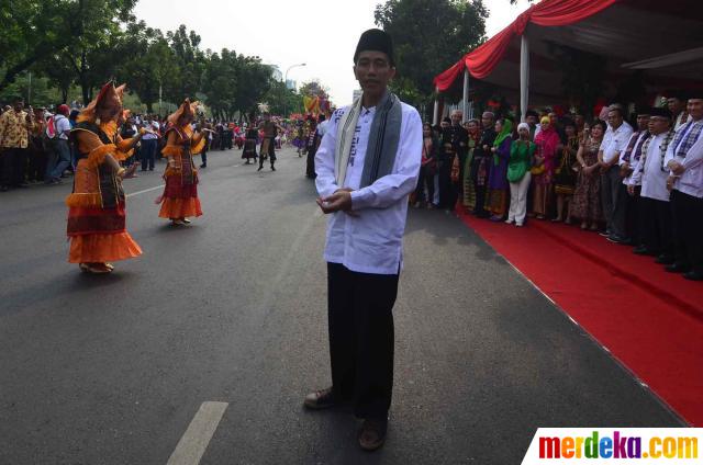 Foto : Bergaya ala Betawi, Jokowi saksikan Kirab Budaya 