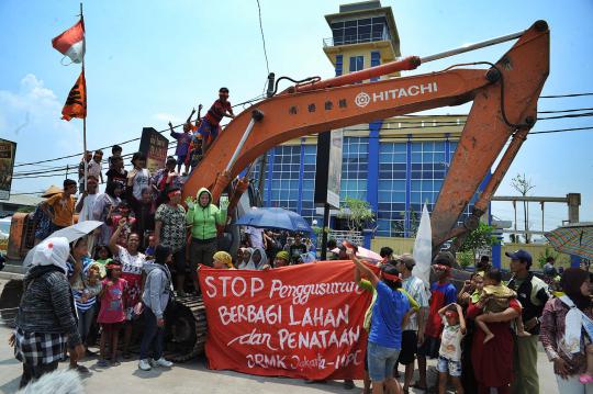 Tolak penggusuran, warga Muara Angke duduki back hoe