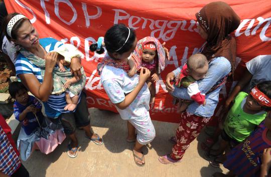 Tolak penggusuran, warga Muara Angke duduki back hoe