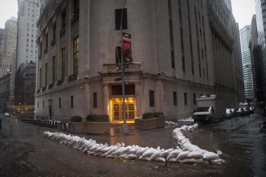 Akibat diterjang Badai Sandy, aktivitas kota New York lumpuh