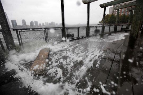 Akibat diterjang Badai Sandy, aktivitas kota New York lumpuh