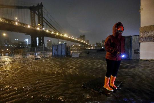 Akibat diterjang Badai Sandy, aktivitas kota New York lumpuh