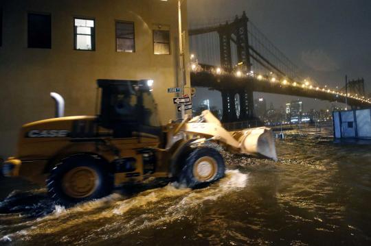 Akibat diterjang Badai Sandy, aktivitas kota New York lumpuh