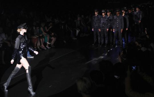 Polwan seksi bergaya di Sao Paulo Fashion Week