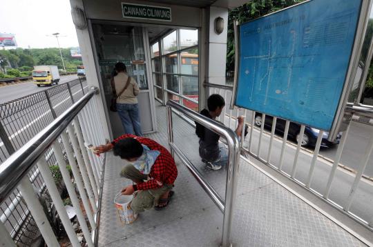 Halte busway Cawang Ciliwung dipercantik