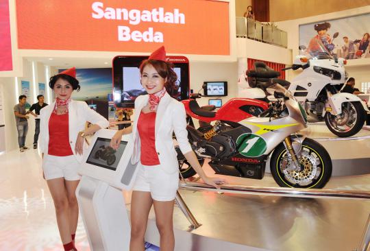 Pose seksi model cantik bareng motor macho