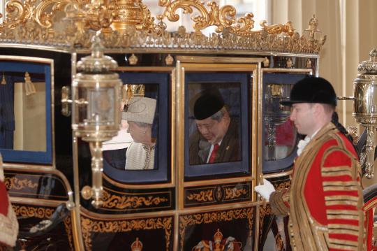 Presiden SBY dan Ibu Ani bertemu Ratu Elizabeth II